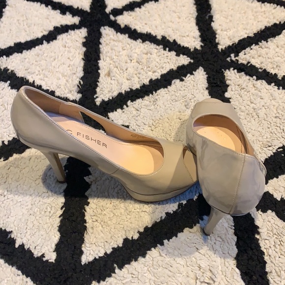 Beige patent leather Marc Fisher size 6, peep toe heels - Picture 4 of 6